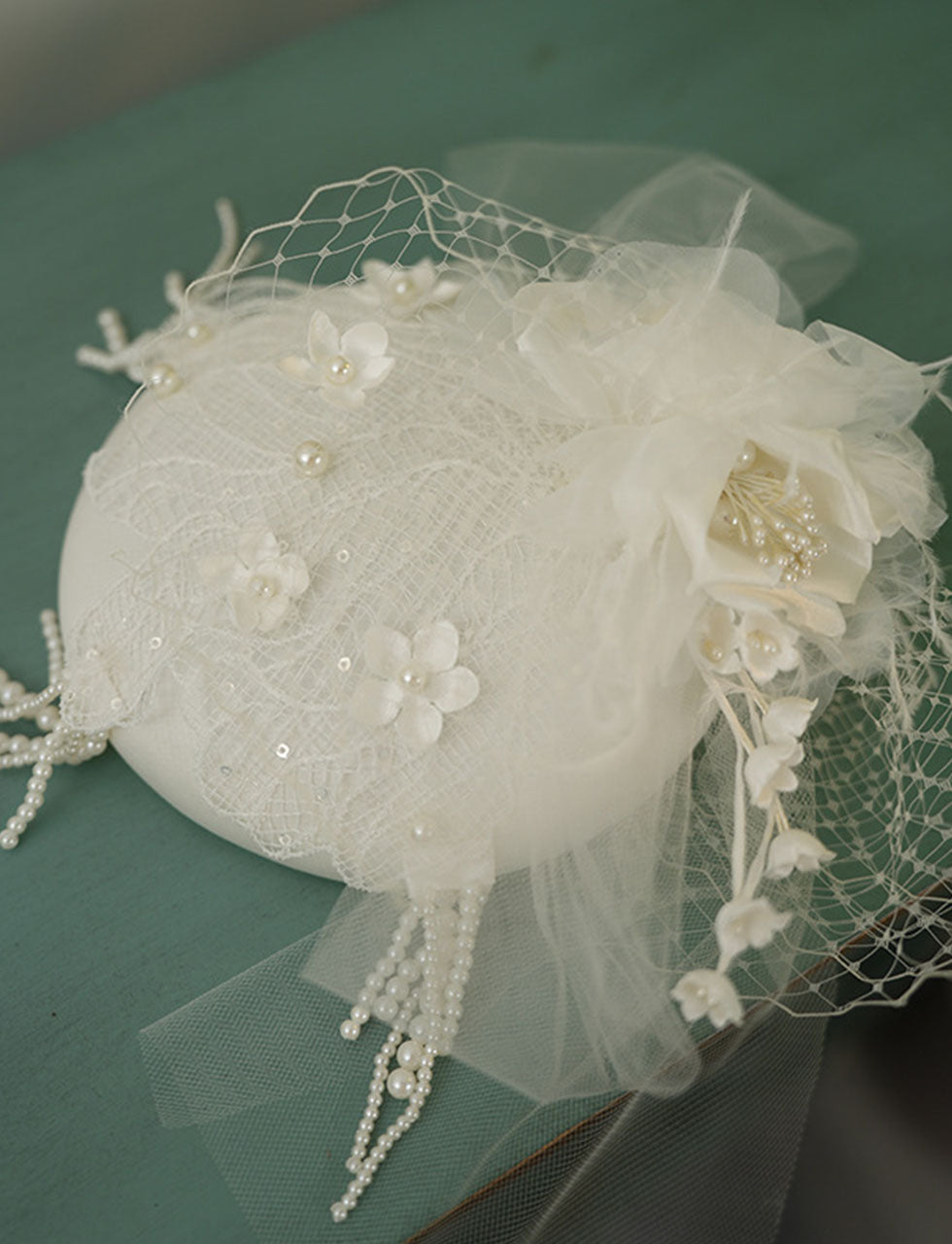 White Handmade Flowers Satin Birdcage Veil Wedding Vintage Hat with Pearls